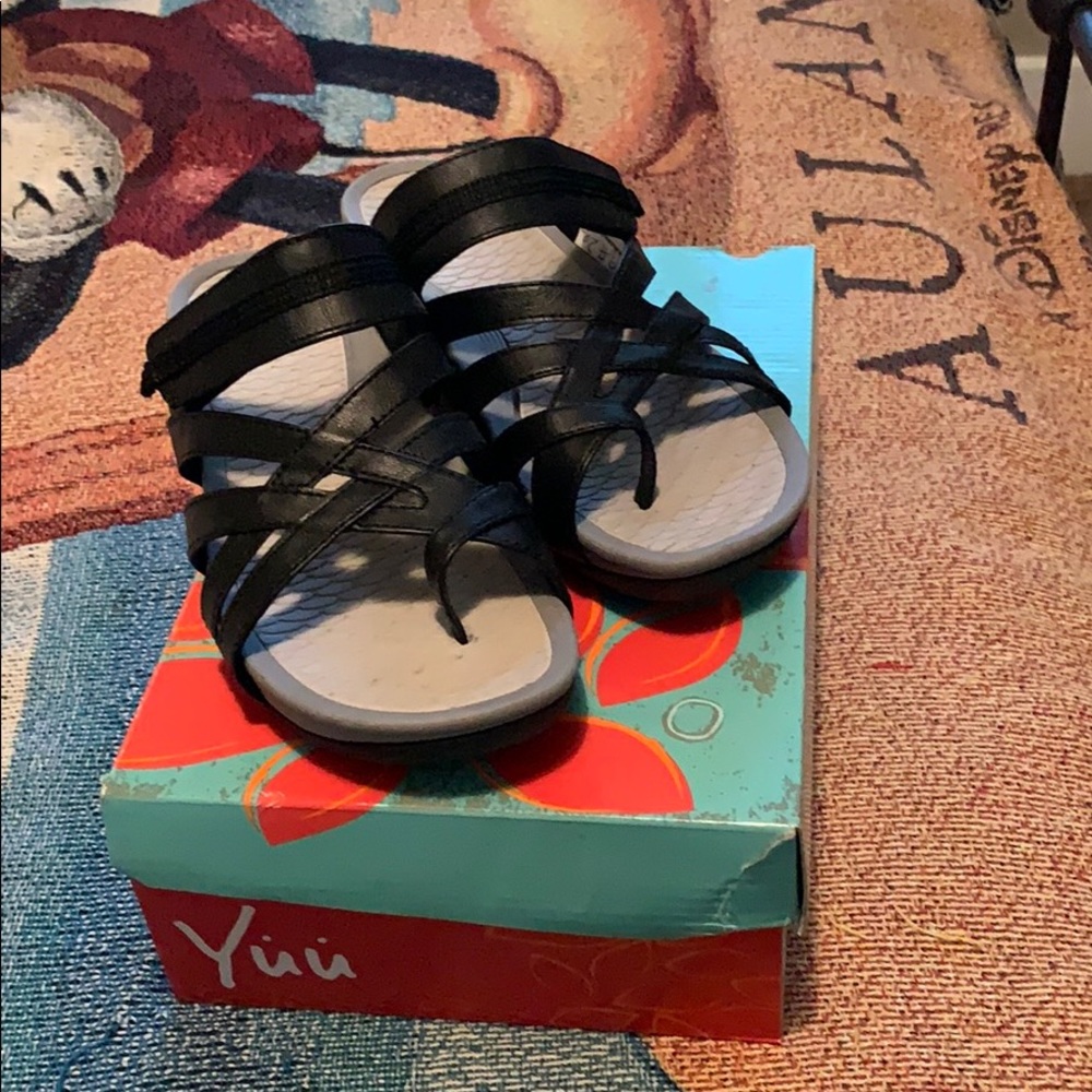 Yumi sandals